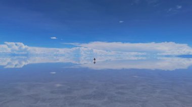 Bolivya 'daki Salar de Uyuni' nin nefes kesici görüntüsü, tuz düzlüklerinin enginliğini ve gökyüzünün çarpıcı yansımasını yakalıyor..