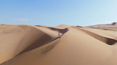 Peru 'daki kum tepelerinin hava görüntüsü, Serene Desert Peyzajı.