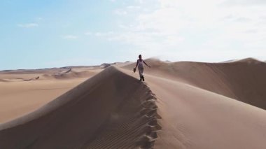 Peru 'da Kum Tepeleri Yükselen Kadın.