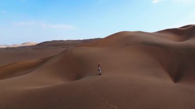 Peru 'daki kum tepelerinin hava görüntüsü, Çöl manzarasının yalnızlığı..
