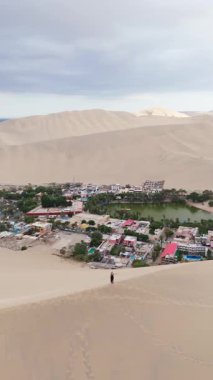 Huacachina 'nın havadan görünüşü, Perus çöl vahası, kum tepeleri ve sakin bir göl..