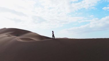 Peru 'nun engin kum tepelerini berrak mavi gökyüzünün altında tek başına geçen bir figür..