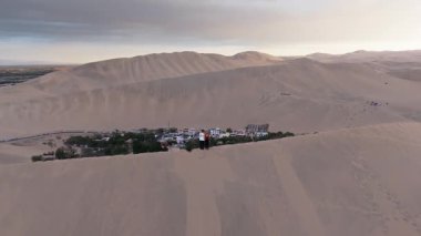 Huacachina 'nın havadan görünüşü, Perus çöl vahası, kum tepeleri ve sakin bir göl..