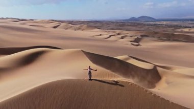 Peru 'daki kum tepelerinin hava görüntüsü, görkemli manzara ve tozlu atmosfer.