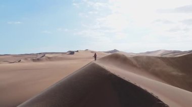 İki yürüyüşçü Peru 'nun kum tepelerinde buluşur..