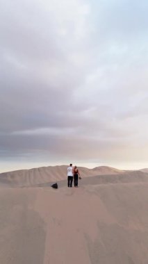 Peru 'daki kum tepelerinin hava görüntüsü Ica Çölü' nün dinginliğini ve Sunset 'teki küçük bir kasabayı yakalıyor..