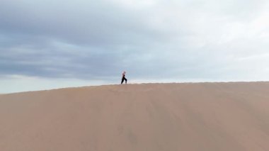 Peru 'da kum tepeleriyle çevrili bir kasabanın havadan görünüşü, Serene Gölü ve Geleneksel Mimarinin yer aldığı.