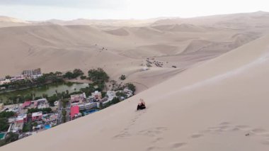 Kum tepelerinin ortasındaki Peru Kasabası, Öğleden Sonra.