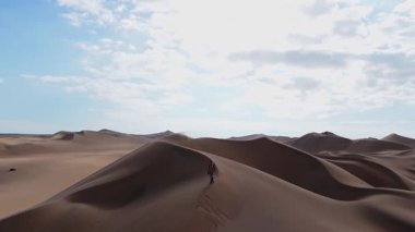 Peru 'daki kum tepelerinin hava görüntüsü, görkemli çöl manzarası..