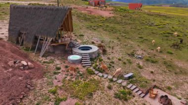 Otlaklı, taşralı bir Peru evinin havadan görünüşü.