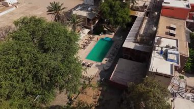 Lima, Peru 'da hareketli bir şehir caddesinin havadan görünüşü modern mimari ve canlı şehir yaşamını gözler önüne seriyor..