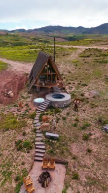 Otlaklı bir Peru Andean kulübesinin havadan görünüşü.