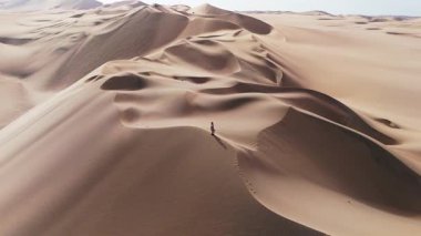 Peru 'daki kum tepelerinin hava görüntüsü, görkemli çöl manzarası..