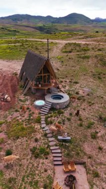 Peru And Dağları 'nda, nefes kesen manzaralar ve dingin doğal güzelliklerle çevrili bir kır evinin havadan görünüşü..