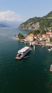 İtalyan Lakeside şehrinin feribot manzarası yaklaşıyor..