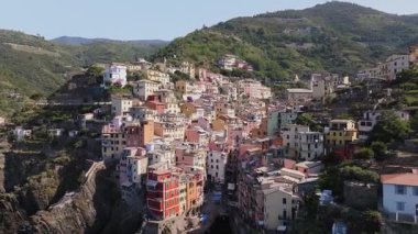 Manarola, İtalya 'nın Havadan Görünümü: Renkli Binalar ve Kıyı Manzarası.