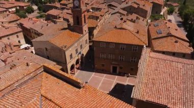 Tarihi Saat Kulesiyle İtalyan Kasabası Hava Görüntüsü.