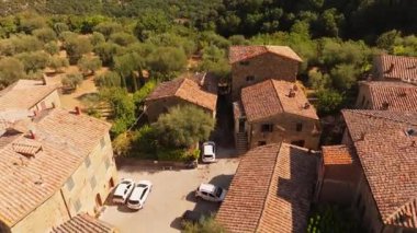 Taş Mimarili Geleneksel İtalyan Köyünün Hava Görüntüsü.