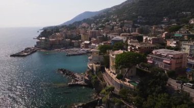 Plajı ve limanı olan İtalyan Sahil Kasabası 'nın havadan görünüşü.