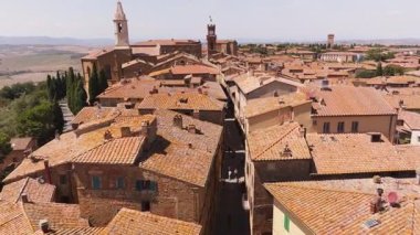 Kilisesi ve Turuncu Çatıları olan İtalyan Tepe Kasabası Havadan Görünümü.
