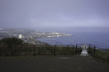 Lyle Hill, işletim sistemi haritası hakemi 256 771. Greenock, Inverclyde, İskoçya. 3 Ekim 2024. Gourock Körfezi 'nden yükselen sis, bakış açısının ötesinde ve yeni bir kat boyaya ihtiyacı olan oldukça eski püskü bir kaplan..