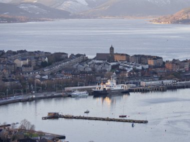 Greenock, Inverclyde, İskoçya. 20 Ocak 2018. Lyle Hill bakış açısı, OS harita hakemi NS 256 771. Parlak bir kış gününde feribot Gourock 'a yanaştı..