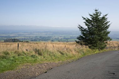 Güneşli bir gün, İskoçya kırsal manzarası Kilsyth ve Carron Köprüsü arasındaki 