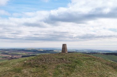 Largo Hukuk Zirvesi 'ndeki Cairn, Fife, İskoçya, Fife Sahil Yolu Yürüyüşçüleri için uygun bir yan gezi..