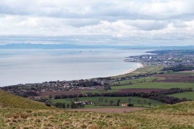 Batı 'dan Leven' e, Largo Körfezi 'ne ve Forth Firth of Forth' a, Fife Sahil Yolu yakınlarındaki Largo Law 'dan İskoçya' ya bakıyorum..