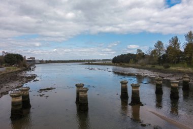 Cennet Nehri Estuary, Fife Sahil Yolu 'nun Muhafız Köprüsü' ne girmek için köprüden geçtiği görülüyor. Fife, İskoçya.