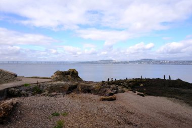 Newport yakınlarındaki Fife Coastal Yolu 'ndan Tay Demiryolu Köprüsü' ne ve ötesinden Dundee 'ye. Kuzey Fife, İskoçya.
