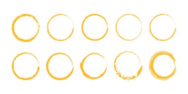 Parlak beyaz bir arka planda izole edilmiş, sıkıntılı dokuları olan on sanatsal sarı grunge çerçeveli canlı bir set. Çeşitli dekoratif tasarım projelerine yaratıcı ve organik bir ruh hali eklemek için ideal..