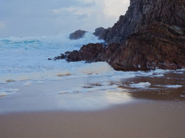 Donegal İrlanda 'daki Cinayet Deliği Sahili' nde Okyanus Dalgaları Engebeli Kayalara Çarpıyor