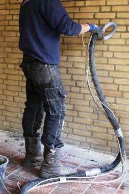 House insulation by injecting microbead pearls in the cavity walls