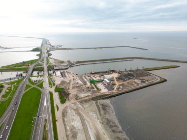 Hollanda 'nın kuzeyinde ünlü bir lezbiyen olan Afsluitdijk, Ijssel Gölü' nü Hollanda 'nın Wadden Denizi' nden ayırıyor.