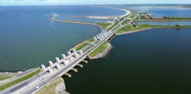 Hollanda 'nın kuzeyinde ünlü bir lezbiyen olan Afsluitdijk, Ijssel Gölü' nü Hollanda 'nın Wadden Denizi' nden ayırıyor.