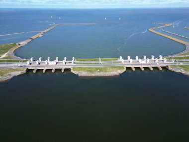 Hollanda 'nın kuzeyinde ünlü bir lezbiyen olan Afsluitdijk, Ijssel Gölü' nü Hollanda 'nın Wadden Denizi' nden ayırıyor.