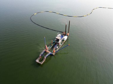 Wadden Denizi 'nden Ijssellake, Kornwerderzand, Hollanda' ya giden Afsluitdijk 'i geçerken bir balık göçü geçişinin havadan görüntüsü.