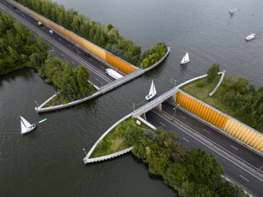 Harderwijk, Hollanda yakınlarındaki ünlü su kanalının insansız hava aracı görüntüsü.