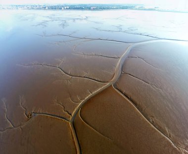 Eemsdelta, Groningen, Hollanda 'nın gelgit çamur düzlüklerinin ve kanallarının hava görüntüsü