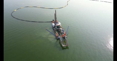 Wadden Denizi 'nden Ijssellake, Kornwerderzand, Hollanda' ya giden Afsluitdijk 'i geçerken bir balık göçü geçişinin 4K hava görüntüsü