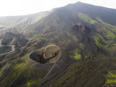 Sicilya 'daki Etna Dağı' ndaki Silvestri kraterlerinin hava görüntüsü.