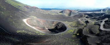 Sicilya 'daki Etna Dağı' ndaki Silvestri kraterlerinin hava ve panoramik görüntüsü
