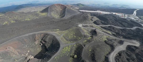 Sicilya 'daki Etna Dağı' ndaki Silvestri kraterlerinin hava ve panoramik görüntüsü