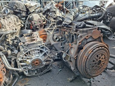 Hurdalıkta eski araba motorlarına yakın çekim