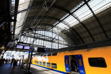 Amsterdam, Hollanda 'daki merkez tren istasyonundaki insanların uzun pozlama görüntüleri