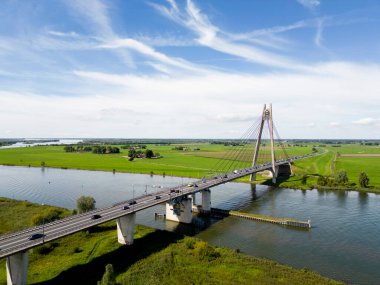 İkonik Eilandbrug, Hollanda 'nın Kampen kenti yakınlarındaki Ijssel nehrine yayılıyor.