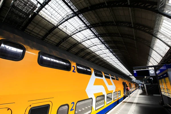 Amsterdam, Hollanda 'daki merkez tren istasyonundaki insanların uzun pozlama görüntüleri