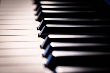 Piyano tuşlarının sanatsal açıdan görünüşü soyut bir ritim ve derinlik etkisi yaratıyor. Müzik, yaratıcılık ve güzel sanatlar için idealdir..