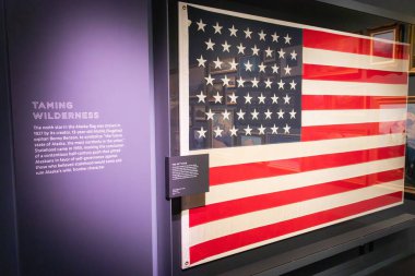 Alaska 49. Yıldız Yıldızlı Tarihi Amerikan Bayrağı, Anchorage Müzesi, 1959 yılında Alaska 'nın Birliğe kabulünü sembolize eden 49. yıldız. Editör fotoğrafı. 25.10.25 Anchorage.